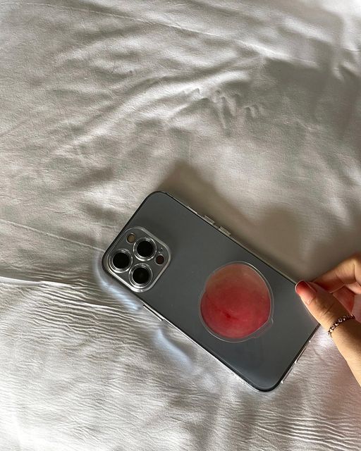 박민하 on Instagram: "#협찬 @quatrocomma 요즘 본 그립톡 중에 제일 예뻐🍑!! 다들 무슨과일 좋아하세효? 저는 복숭아 좋아하쟈냐~~말랑복숭아 그 잡채랍니다! #복숭아그립톡 고? 복숭아 덕후님들