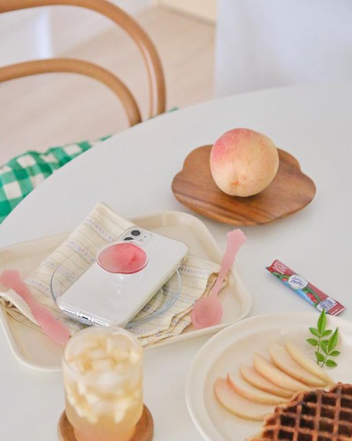 𝒩𝒶𝓃𝒶 on Instagram: "#광고 복숭복숭한 여름맛홈카페 좋아하는 과일 중 하나인 딱복! 🍑 딱복 줍줍해오면서 딱복(?)그립톡도 모셔왔어요- 복숭아에이드와 복숭아크로플 그리고 복숭아그