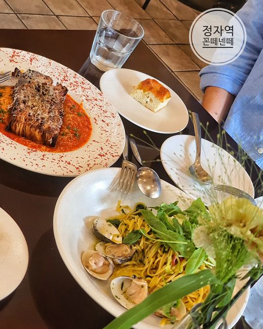 박진쮸 on Instagram: "정자카페골목 데이트&소개팅 핫플을 소개합니당🥰 #내돈내산리뷰#정자맛집#봉골레맛집 뒷쪽에 보시면 매장분위기 사진 있는데 은은한 조명과 따스함이 데이트에 적격