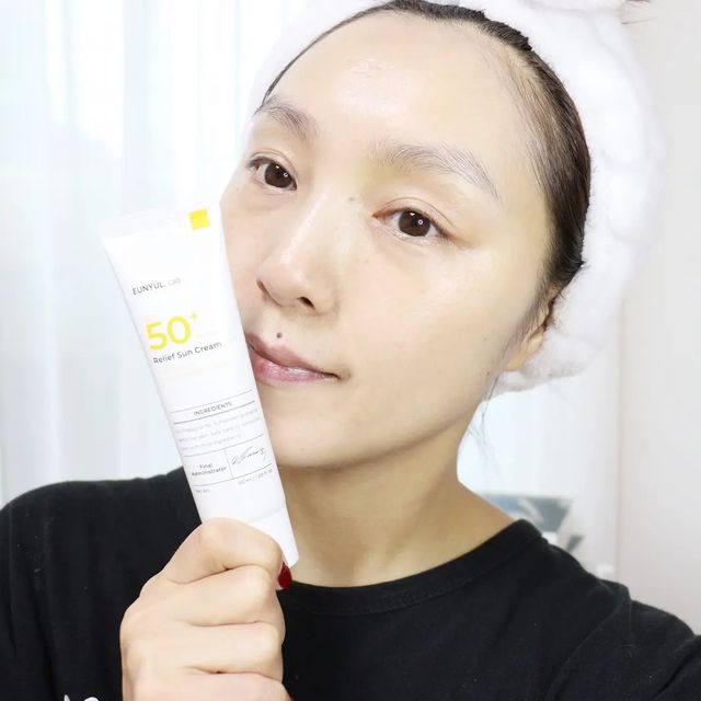 제시카 on Instagram: "#협찬 가을 자외선이 더 강한 거 아시죠? 예민한 피부에도 안심하고 사용할 수 있는 은율 랩 릴리프 선크림을 사용해 봤어요. 🌼 SPF50+ , PA++++ 🌵 무기자차 선크림 🌼 전