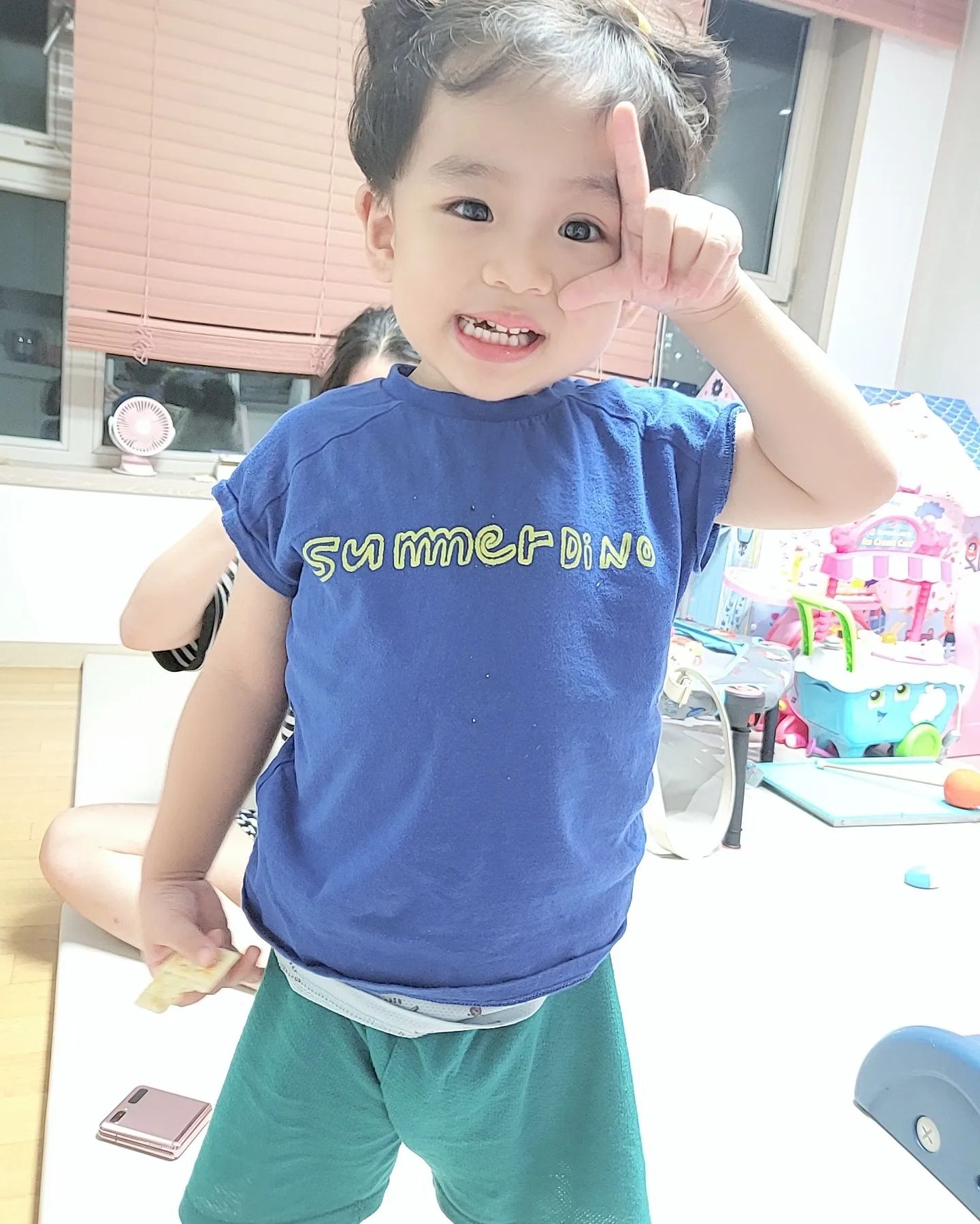 .
.
이모집에서 누나머리띠!
옷이나 똑바로 입으세오😂