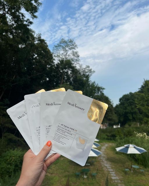 안녕하신가영🙋🏻‍♀️ on Instagram: "#협찬 #제품제공 . . 자외선에 취약한 C 존을 위한 안심 UV 패치를 소개해 드려요. 유분 , 땀 등에 차단제가 지워지기 때문에 보다