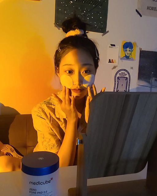 권나영 on Instagram: "#협찬 구관이 명관이라고 모공패드 원조는 역시 매디큐브!👀👳‍♀️ 상여자 특 : 쳐진 모공 기강 싹 잡고 뺀질하게 다님💖 #광고#메디큐브#medicube#AD#@medicube_korea#유재석