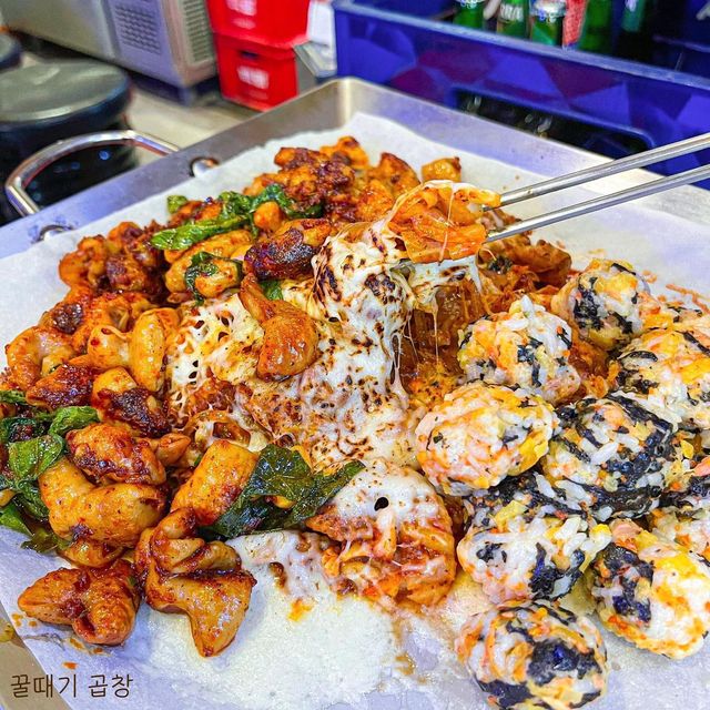 얌잇 on Instagram: "#광고 #꿀때기곱창 #꿀때기곱창선릉점 푸짐한 곱창 양에 놀라고, 맛에 놀라는 곳 바삭하게 구워먹는 곱창도 맛있지만, 빨간 양념에 볶아진 곱창이 땡기는 날이 있다. 다양한