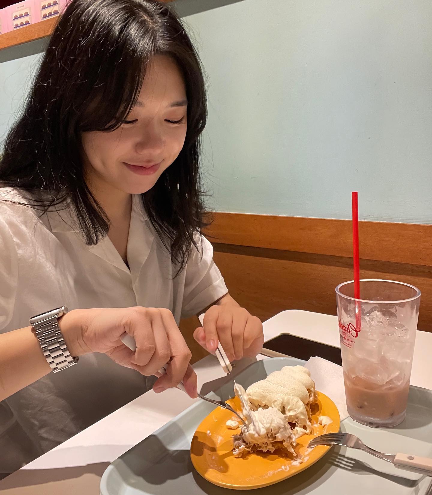 스테이크 대신 크로플 써는 여자🥞🍽️