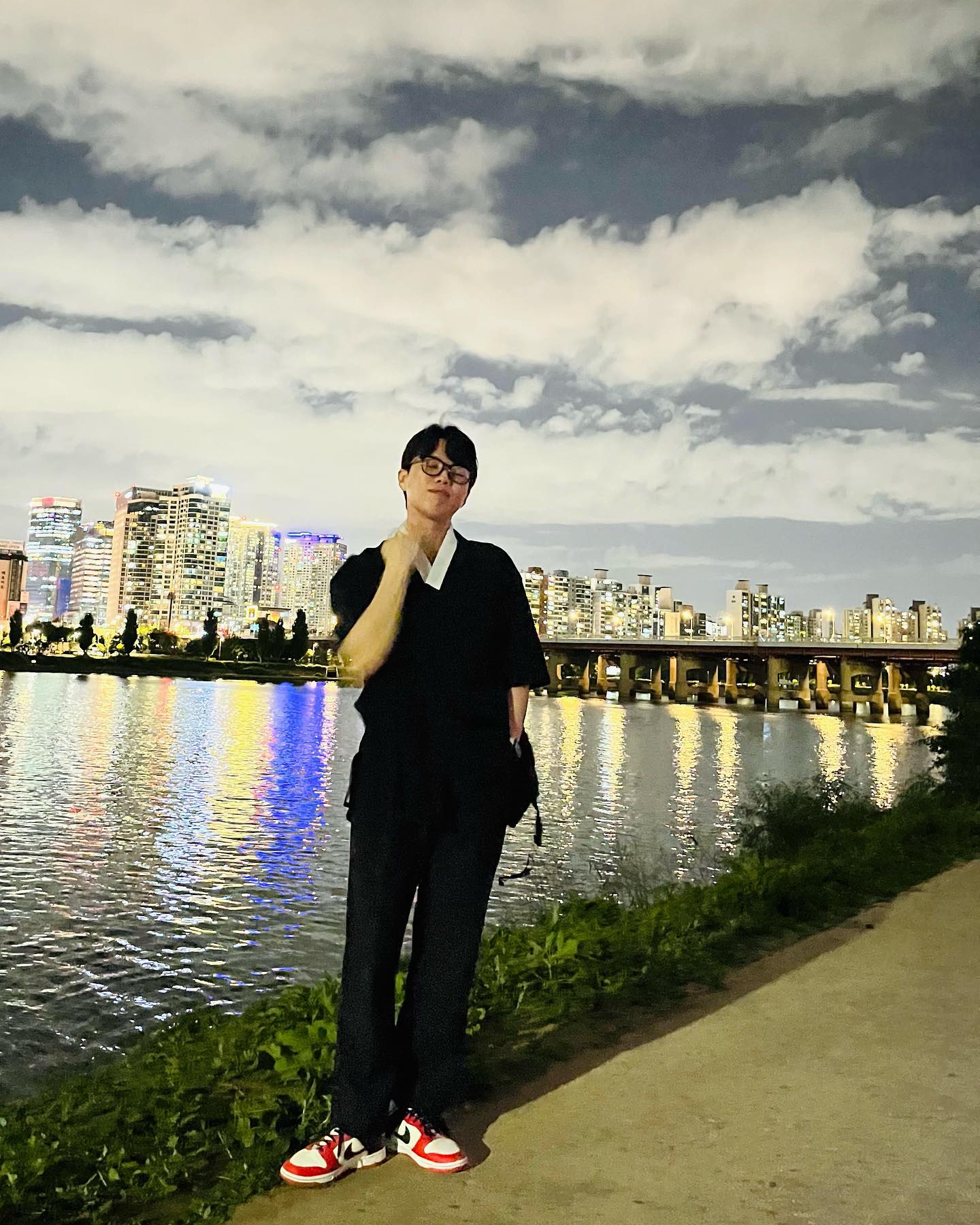 데일리룩34

수업 일찍 끝나는 날 기막힌😎 사람들이랑 한강갔습니다! 해 지고나서는 날씨 너무 좋아요😎

#데일리룩 #데일리 #옷 #옷스타그램 #패션 #패션스타그램일상 #옷코디 #일상 #대학생 #20대 #월요일 #오오티디 #ootd #청현 #나이키 #나이키덩크 #젠틀몬스터 #선팔맞팔 #좋아요반사 #선팔 #맞팔 #노들섬 #한강