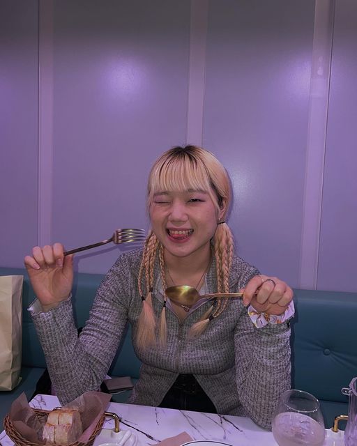 강민지(digel)🇰🇷 on Instagram: "회기동에 있는 #카페몰로 파스타 진짜 맛있구 스콘이 진짜 미친놈 .... 🤤 초코스콘 쮸아 !! 가게 안이 쾌적하고 넓은데 !! 화장실도 깨끗해서 너무 좋
