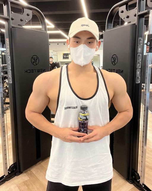 클래식스 백팡 on Instagram: "여러분 #파워에이드 에서 프로틴이 들어간 음료가 출시되었대요!!! 단백질10g과 이온4를 한번에💪 정말 혁신 아닌가요??? 한개를 더 해. 한계에 도전하다👍 파워에