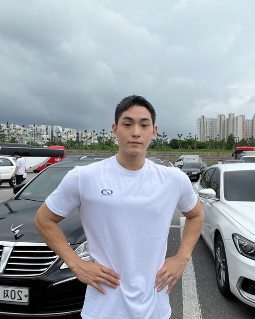 클래식스 백팡 on Instagram: "#협찬 제가 웨이트를 처음 접하게 해준 힘콩 재미어트의 브랜드 @ninez_official 에서 머슬핏 티셔츠를 받았어요👏👏👏 머슬핏이 자칫 잘못하면 얼굴이 커보이고 어