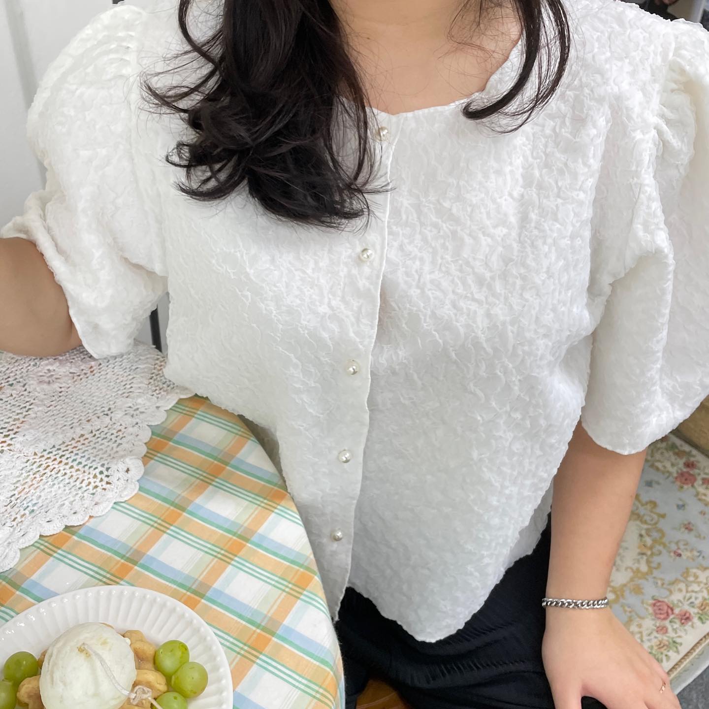 🖤🤍 엠보 진주 가디건 🤍🖤

사르르륵 구름처럼 포근한 블라우스 . 

구김이 가지 않는 재질로 , 가볍고 포근하게 입으 실 수 있어욤 :-)

지금 시즌 오프 📦SALE 📦 중이니 품절되기전에 겟 해가시는분이 임자 🤍

품절 재입고 예정 없어요 …!