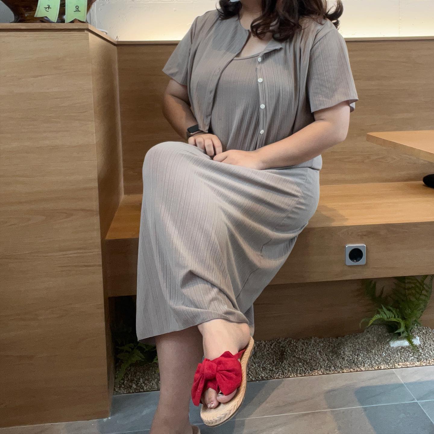 빅사이즈 / 가디건 + 나시원피스 세트 

업데이트 되었습니다 : - ) 

기장도 롱기장으로 넉넉하고 , 핏도 예뻐서 마실룩 , 데일리룩 모두 추천드려요 ! 

색감도 오묘한게 누구에게나 찰떡이 아닐까 싶어요 헷 오늘도 많관부💟