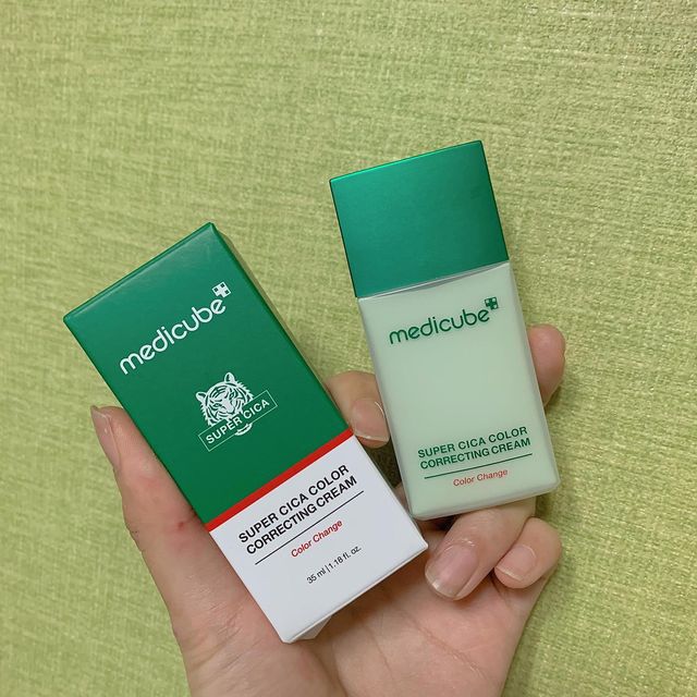 💉 on Instagram: "메디큐브 슈퍼시카 컬러 코렉팅 크림이예요💚 초록초록 싱그러운 컬러를 담은 통에 한손에 들기도 쉽고 휴대하기 편한 사이즈로 어딜갈때 챙기기도 쉬운 ☺️ 평소 피부가