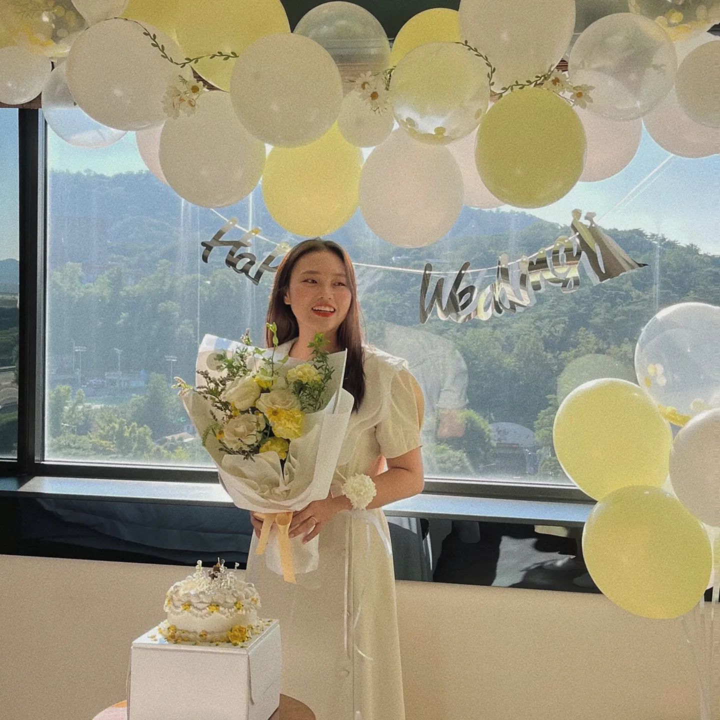 22.09.18-19 브샤💛🤍
드레스코드는 화이트&옐로우

너희들이 만들어준 엄청난 추억은 다 담겨지질 않아.. 살면서 이렇게까지 사랑받을 수 있을까싶고 이런 추억들이 쌓여 더욱 봄날같이 따뜻한 마음으로 세상을 바라보며 살 수 있는게 아닐까해💛 더 많이 웃으면서 살아볼게 고마워, 사랑해 내 칭구들🤍