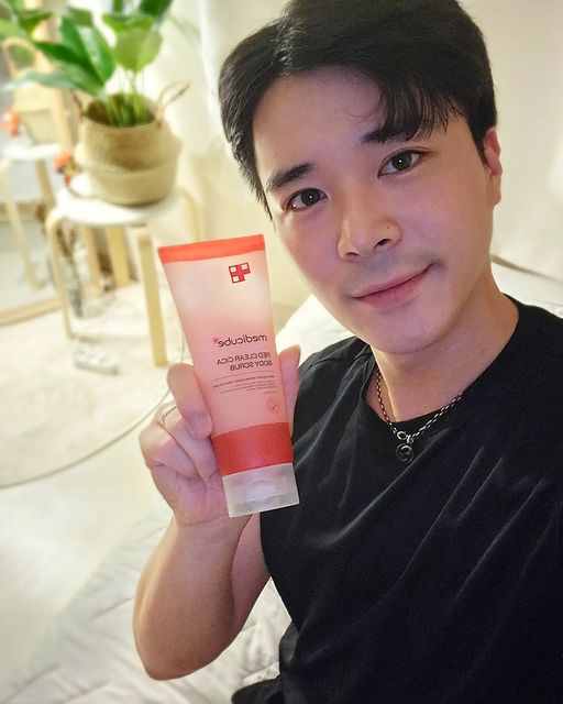 𝐃𝐞𝐨𝐤 𝐲𝐨𝐮𝐧𝐠 on Instagram: "#협찬 #광고 - 이번에 메디큐브에서 레드 클리어 시카 바디스크럽 협찬이들어왔어용❗️ 제가 피부가 민감한편인데, 입자가 샤베트처럼 고와서 민감