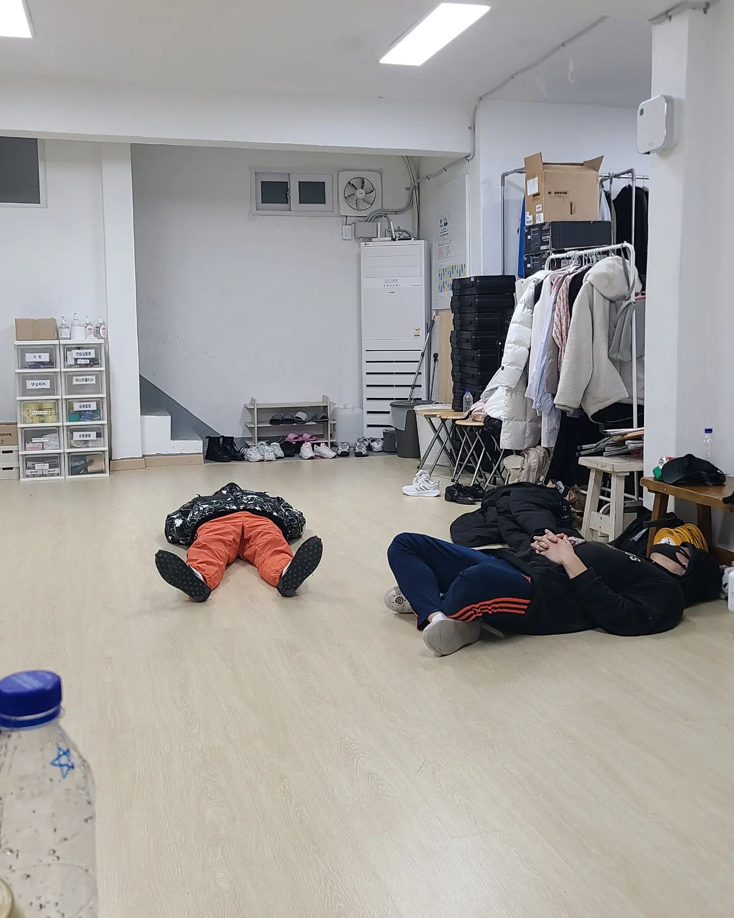2022.9.21 수요일
.
찾아가는 공연 뮤지컬 더킹 시즌4
한참 추워서 패딩을 입던 2월 말에 만나, 오늘로 세미막 끝!
대부분 오전공연이라 꽤나 피곤할 법도 하지만 ㅎㅎㅎ 수많은 학생들을 만나며 내가 누군가의 꿈이 될 수 있다는게 학생공연의 가장 뿌듯한 장점이지 않을까 싶다💓
.
연습기간 내내 지지고 볶고, 지방을 많이 왔다갔다하며 동고동락한 나의 배우 동료들, 감독님들, 연출님
그동안 정말정말 고생 많으셨습니다❤️
좋은 작품에서 또 만나요 우리-🤍