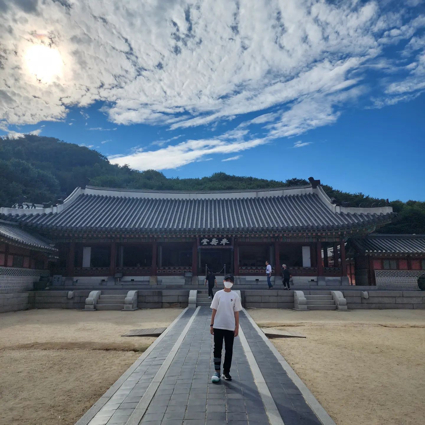 지난 일요일 수원화성 완주하러 약속이 있었는데 다리를 다치는 바람에 완주는 못하고 마지막 행궁 수업 후 찍은 사진
구름이 너무 이쁘다

#일상 #일상스타그램 #소통 #좋아요 #좋아요반사 #선팔 #맞팔 #육아맘 #육아소통 #초딩맘 #수원화성행궁 #수원하늘 #구름