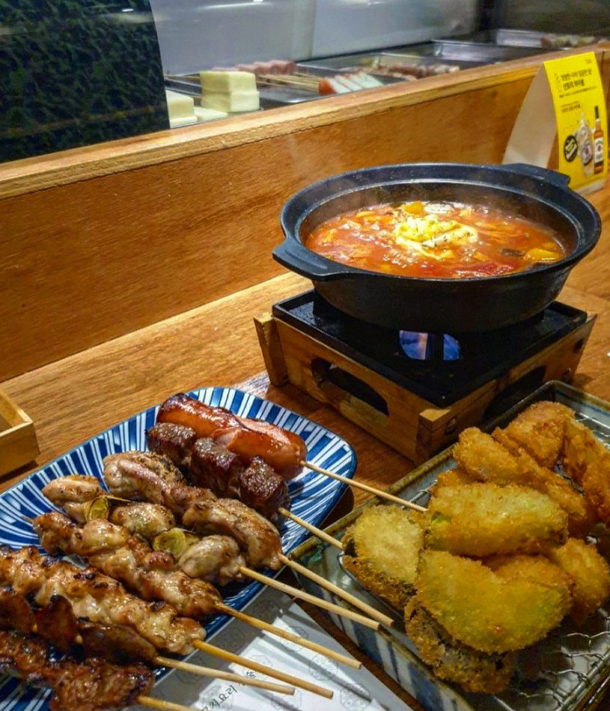 🏠소코니
2인 오마카세 세트

쿠시카츠,야끼토리,토마토카레나베

침산동 너무 멋진 이저카야
이자카야에서 안주 오마카세라니.. 
바에 앉아서 코스로 나오는 요리들에 보기만 해도 배가 부릅니다ㅠ

쿠시카츠는 가지 호박 치즈 새우 돼지 닭 메추리 완전 다양하게 진짜 튀김이 맛없을 수 없겠지만 완벽한 바삭함과 고소함 최곱니다
야키토리도 알찬 구성 원픽은 닭파구이 그리고 대망의 토마토 김치 나베 진짜 토마토 나베는 필수 다른 안주 시키더라도 필수로 꼭 시키세요 매콤하면서 시원하고 ㅈㄴ짜 중독적인맛입니다 튀김찍어먹오도 맛있도라구요 구리고 대인기 얼그레이하이볼까지 준ㅂ중이니 안갈 이유가 없습니다 ㅎㅎ_
_
_
#침산동맛집#침산동술집#침산동이자카야#대구맛집#대구술집#대구#대구이자카야#먹스타그램 #먹팔#먹스타맞팔#좋반#좋아요반사#경댐맛집#술스타그램