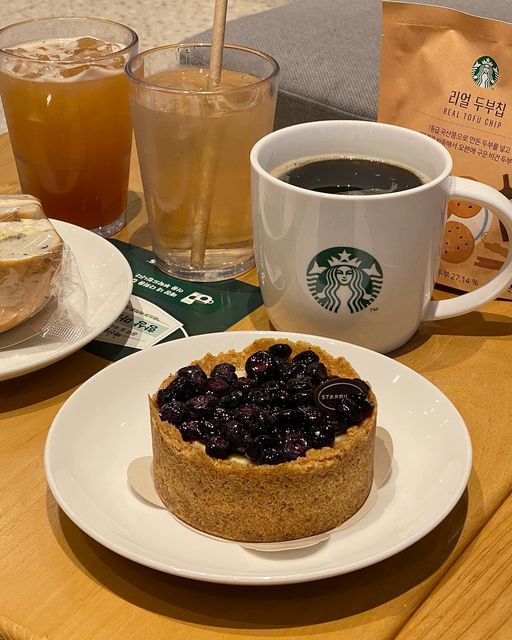 🅜🅐🅝🅓🅜 잘 먹는 만듬이 on Instagram: "#광고 신메뉴가 궁금해서 점심시간 쪼개고 쪼개서 왔는데 품절이라니,,,바질 토마토 크림치즈 베이글이라도 사서 다행