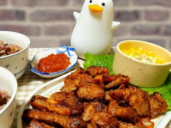 #명품갈비의대가 mp_galbi 에서 감사하게도 #돼지갈비 를 제공해주셔서 제 첫 #협찬 #리뷰 가 되겠네용ㅎㅎㅎ 제품제공 감사함다🤗
-
개봉해보니까 1kg 한 봉지에 들어있는 부위가 모두 갈빗대가 달려있는 한돈이더라고요❕️ 그리고 양념을 따로 🍎과일로 만들고 ✌️주문제작✌️한다고 합니다.
그래서인지 고기가 하나도 안질기고 부드러웠슴다. 갈빗대도 하나도 안질겨서 잘 먹었어요👍 양념맛도 달달하니 아이들 입맛에도 딱! 일 거 같아용.

🌽콘치즈를 만들어서 쌈 싸먹을 때 같이 먹으니까 더 맛있더라고요ㅋㅋㅋㅋ 먹덕이의 맛팁 입니다😋
-
⬇️⬇️⬇️
https://smartstore.naver.com/an_s/products/6693764954
⬆️⬆️⬆️
구매는 네이버스토어에서 하실 수 있슴다🙂 여러 적용되는 할인쿠폰도 많고, 리뷰까지 작성하면 네이버 포인트까지 적립되니 다들 알뜰하게 살자구요🙋‍♀️ 플러스, 매월 베스트 리뷰어에게 5천원 지급까지❗️❕️❗️ 

#맛있는돼지갈비 #양념갈비 #돼지양념갈비 #양념돼지갈비 #밀키트 #밀키트추천 #모화갈비 #고기 #갈비 #요리 #요리스타그램 #맛스타그램 #맛있다그램 #먹스타그램 #먹스타맞팔 #취향저격 #쿡스타그램 #푸드스타그램 #먹스타 #오늘뭐먹지 #음식스타그램 #음식 #선팔하면맞팔 #먹팔 #먹팔맞팔