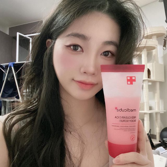 성히 on Instagram: "#협찬 안녕하세요 🔸이제 피부가 건조해져서 각질이 올라오는 계절이 오고 있죠 ! 🔸그래서 소개드릴 메디큐브 레드 클리어 시카 바디 스크럽! 🔸저는 평소에 제모