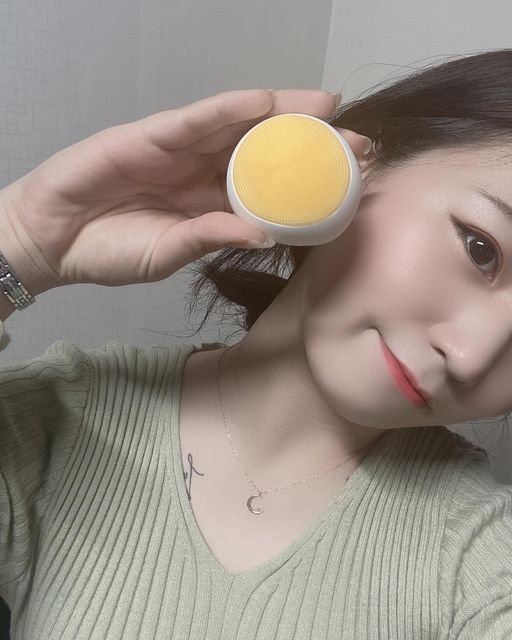 🐽𝓗.𝓻𝔂𝓮𝓸𝓷𝓰🐽 on Instagram: "💕 몽벨레 진동클렌저 💕 요즘 SNS에서 핫플인 몽벨레 진동클렌저 ❗️ 최근에 유명 뷰티 유튜버들도 극찬한 제품이죠~? 하나의 기계로 클렌징부터
