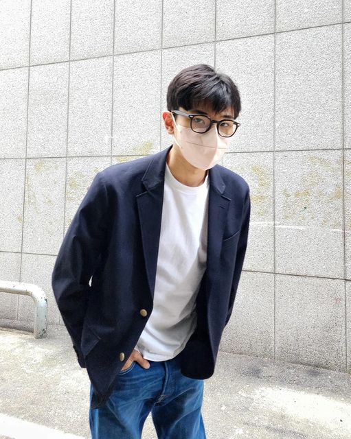이관호 on Instagram: "#협찬 얇은 원단으로 숨쉬기 편한 멋쟁이 마스크 어때요 얼굴 좀 작아보이나요 우하하 새부리형 마스크라 핏이 좋아요 핀쿠 이쁘죠 가벼워서 귀도 안아프니 최고~~! #마스