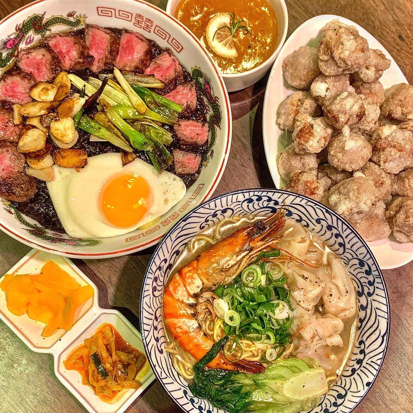 ♫ 청주 무심천드래곤 ♫

청주 북문로에 새로 생긴 중국집이 있어서
친구들과 호다닥 다녀왔습니다 ✌🏻

✔️스테이크 블랙 누들

무심천 드래곤 대표 메뉴 !
우리가 아는 짜장면에 스테이크와
마늘, 계란이 올라간 퓨전 짜장면이에요🥰
그리고 짜장면  맛도 우리가 평소 시켜먹던 맛이랑 다른느낌 !!
그리고 맛이 좀 느끼하다 싶으신 분들은
고추기름 한바퀴 둘러서 먹으면
매콤짭잘하게 맛있는 😆

✔️새우 완탕면

국물이 필요할 것 같아서 담백한 국물요리를 하나 주문했어요 !
큼지막한 새우하나와 청경채,
그리고 새우완탕과 면이 들어가 있어용
생각보다 담백한 국물이라 맛좋았고
마치 바지락술찜이 생각나는 맛이었어요 !
그만큼 개운하고 담백한 맛 😋

✔️목화솜 유자 탕수육

우리가 아는 탕수육 소스가 아닌
상큼한 유자 소스에 찍먹하는 탕슉입니다 !
동그랗게 한입크기라 먹기도 편해요 👍🏻👍🏻
그리고 바삭한 식감이 아닌
꿔바로우처럼 쫀득한 식감으로
안에는 고기로 꽉꽉 채워져 있었어요 ㅎㅎ

이밖에도 엄청 많은 메뉴가 있었는데
다 먹어보려면 친구들 4-5명이서 가야겠더라구요 ㅋㅋ
가끔 중식이 땡기는 날 가면 너무 좋을 것 같은 식당입니다 💕
.
.
.
📍 충북 청주시 상당구 상당로121번길 34 1층 무심천드래곤

➿스테이크 블랙 누들 15.0
➿새우 완탕면 11.0
➿목화솜 유자 탕수육 18.0