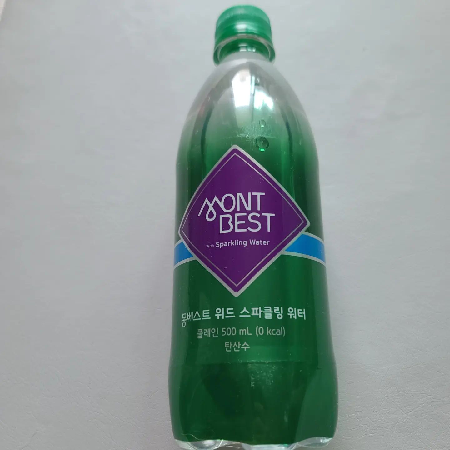 #할인구매 montbest #몽베스트 #몽베스트위드스파클링워터
개인적으로 레몬이나 라임같은 향미가 들어간 탄산수를 더 좋아하는데 몽베스트 탄산수는 플레인이 더 맛있네요 ㅎㅎ 탄산의 강도가 강해서 아주 만족!
#몽베스트탄산수 #프리미엄탄산수 #제로칼로리 #탄산수 #탄산수플레인 #음료스타그램 #DreamYourDreamz #몽마를땐 #Montbest