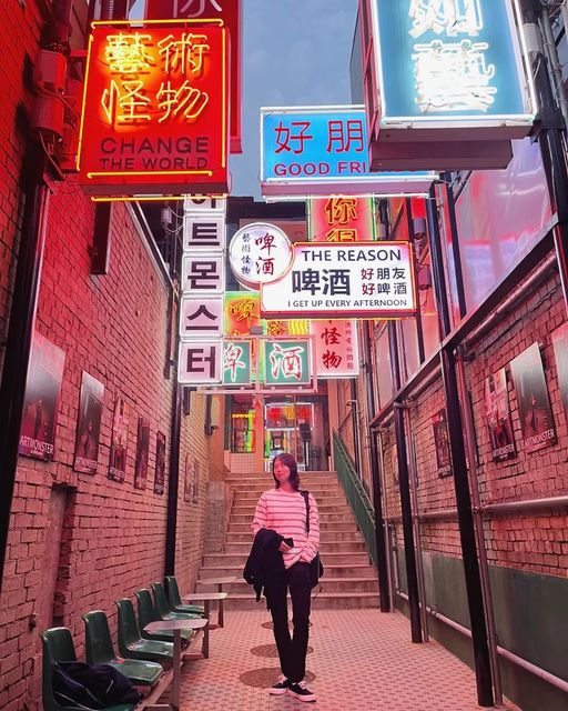 유하랑 on Instagram: "#광고 @artmonsterbrewery 입구부터 힙하고 멋진 강남아트몬스터! 입구 들어서자마자 홍콩에 온 줄 알았어요👍 가게 내부 인테리어도 이국적이여서 눈이 즐거운데 음식도 맛