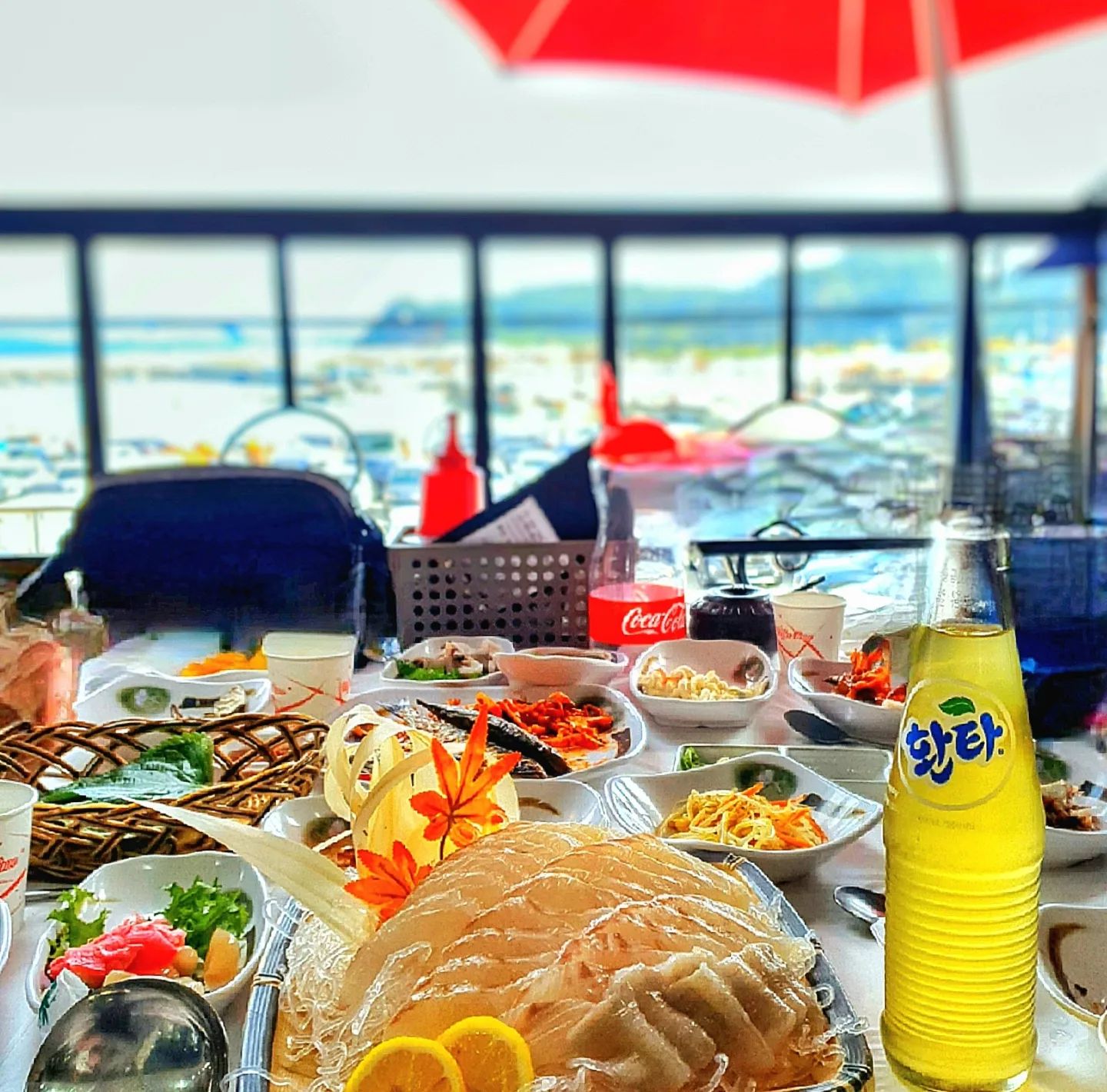 가을 전어철🐟을 맞아서 가족끼리 충남 서천에 위치한 #해마루횟집 에 다녀왔어요😆 티비에도 많이 나왔고 손님들이 많더라고요😋
-
저까지 포함해 성인 5명이서 스페셜코스를 주문해 먹었슴다.
인원은 3~4인이라고 나와있는데 공기밥까지 추가 주문해서 먹으면 ✌️6명✌️까지도 충분할 듯 합니다❗️
다 먹지 못할 거 같아서 새우구이는 조금 먹고 포장하고 남은 꽃게탕도 포장해왔습니다. 포장해달라고 하면 알아서 잘 포장해주시니 걱정은 놉❕️
-
❤️ 꽃게탕+새우구이+광어회+전어회•구이•무침
 => 200,000

#충남 #서천 #서천맛집 #가을전어 #전어 #전어구이 #전어회 #먹방 #먹스타그램 #먹스타 #맛집 #먹방투어 #맛집투어 #좋아요 #소통 #선팔 #맞팔 #선팔맞팔 #팔로우 #음식 #선팔하면맞팔 #먹팔 #먹팔해요 #먹팔환영 #먹팔소통 #먹팔하면맞팔 #먹팔맞팔