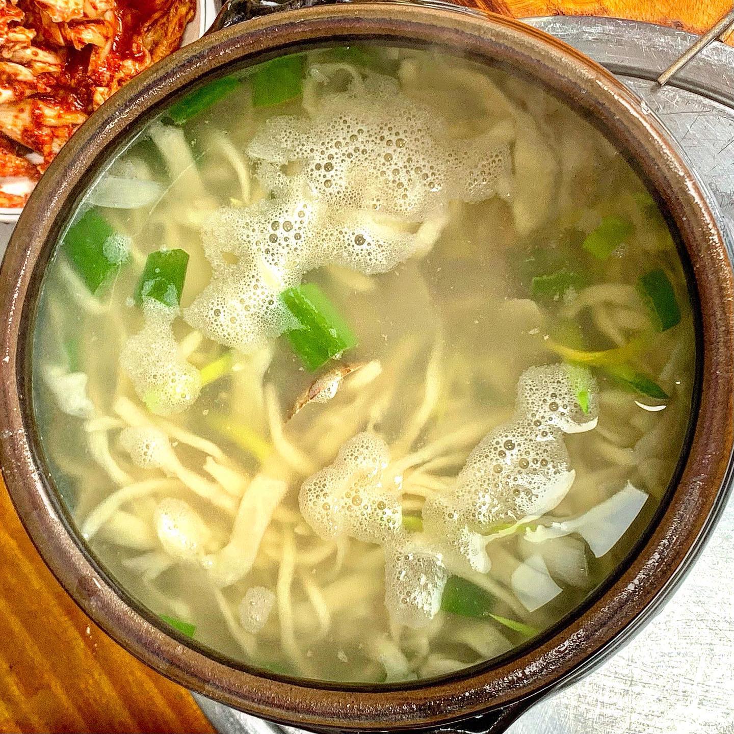 ♫ 내덕동 초가집손칼국수 ♫

오늘 점심은 칼! 국! 수!
예전 제 먹스타에 올라온 콩국수맛집과 같은 곳이에요 ㅎㅎ
원래는 칼국수 전문점 !

저희집에서 길건너 바로 있는 곳이라
자주 애용하는 맛있는 칼국수집 입니다 ఇ
게다가 사장님이 직접 손으로
면을 다 만드시는 정성까지 크

아부지와 저는 바지락 손칼국수 2인분을 주문했구요
칼국수 전에 나오는 보리밥도 야무져요 ㅎㅎ
고추장에 슥슥 비벼먹고 있으면
어느새 항아리에 담긴 칼국수가 나온답니다 ʚ˘◡˘ɞ 

사장님이 직접 무친 겉절이와 함께 먹어도 맛있고,
다대기를 넣어서 먹어도 맛있어요 !
바지락도 듬뿍 들어가 있어서 행복 💕
.
.
.
📍 충북 청주시 청원구 무심동로 642 초가집손칼국수

➿바지락 손칼국수 7.0