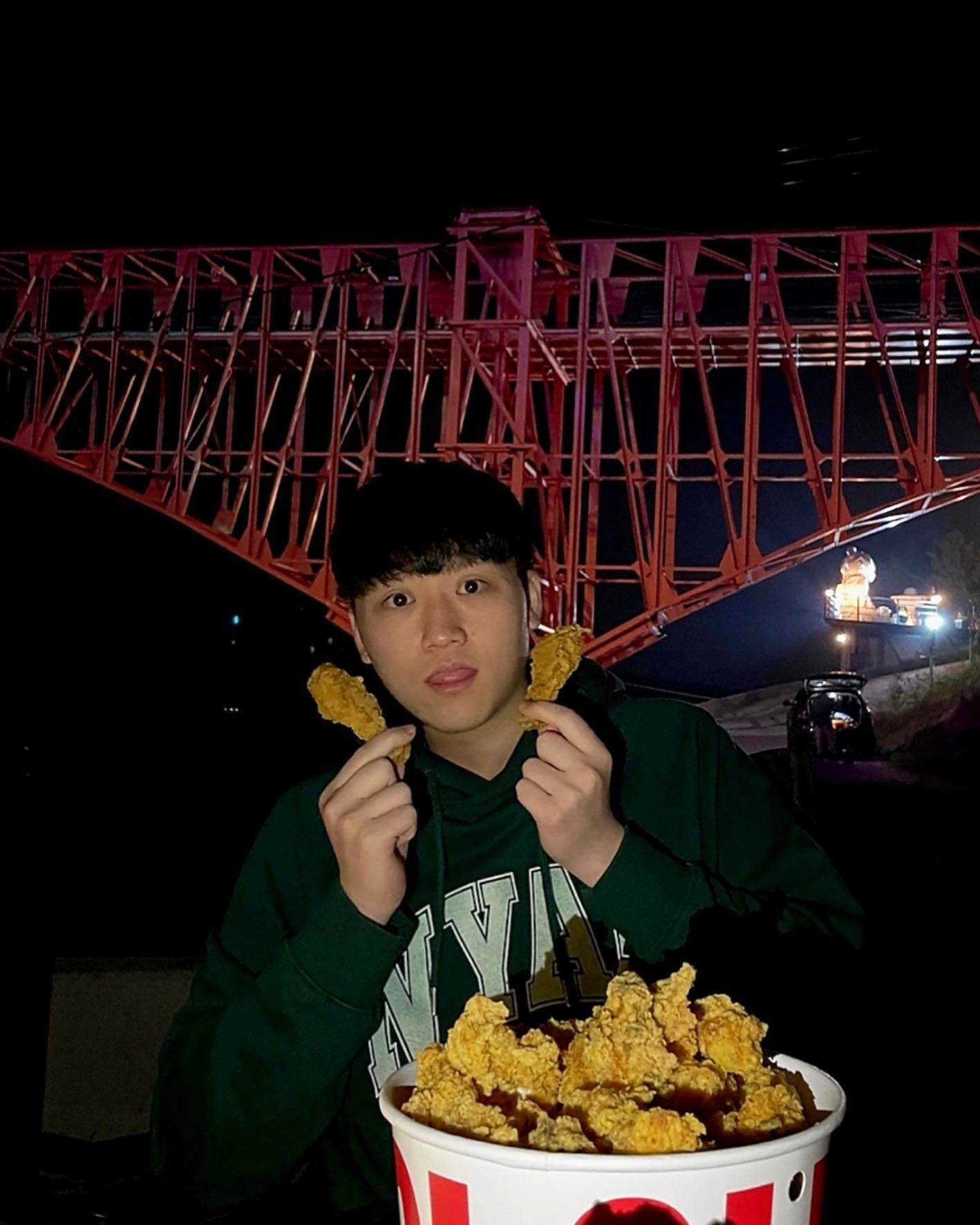 치킨 협찬 감사합니다🍗🍗

#저도연육교 #콰이강의다리 #치킨 #캠핑