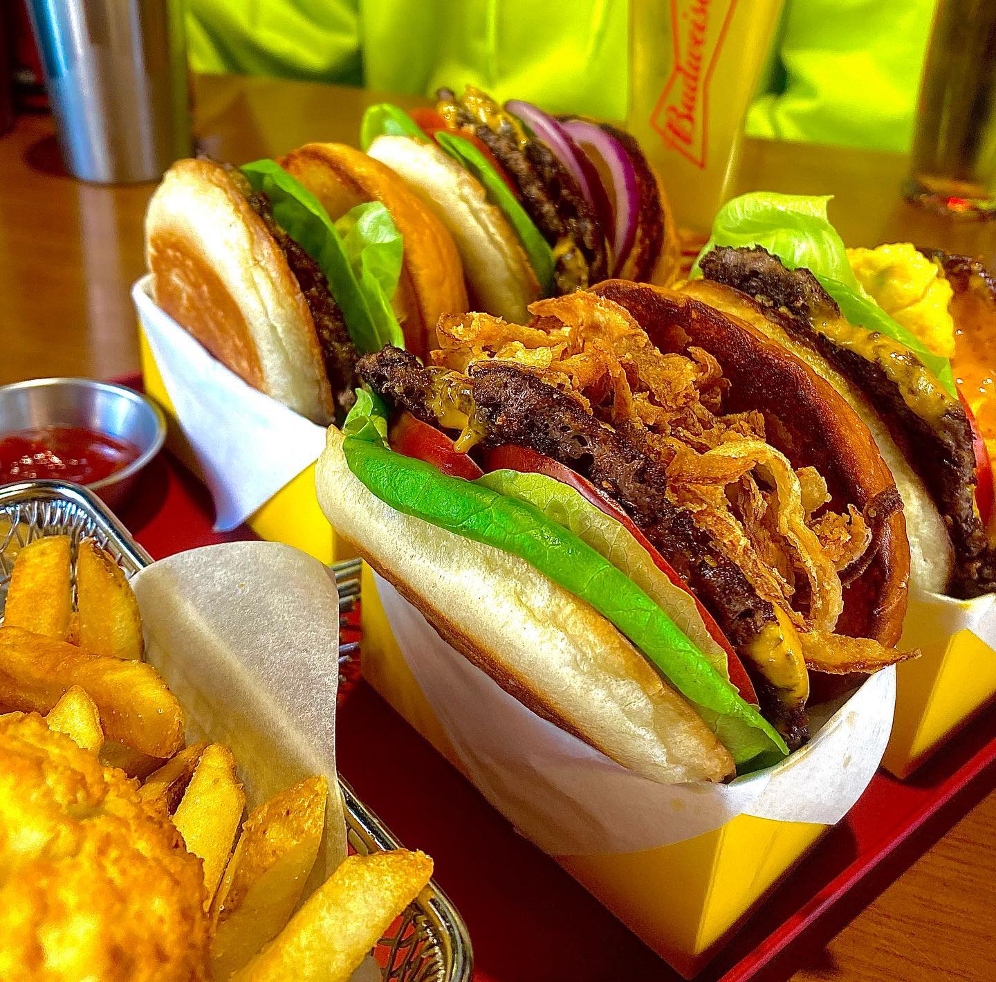 🍔빵까지 크리스피한 수제 버거집🍔
세트로 시키면 음료+감튀+스콘까지 주는 집

당연히 패스트푸드점 보다는 비싸지만 가격값을 하는 퀄리티 + 양 이었습니다🤤

고퀄 버거 맛이 딱 나고 간도 잘들어간 두툼한 버거로 최근에 먹은 버거 중엔 원티어

전심시간 버맥🍺 크으😎
대표메뉴:
시그니처버거 단품 9,800원

📍수제버거 줄라이멧톰(서울 성동구 고산자로14길 26 101, 102, 103, 104호)

.
.
.
#서울버거 #맛스타그램 #먹스타그램 #먹팔 #맞팔 #서울맛집 #맛집 #버거맛집 #수제버거 #koreanburger #seoulburger #🍔 #🍺 #데이트맛집 #디마에
