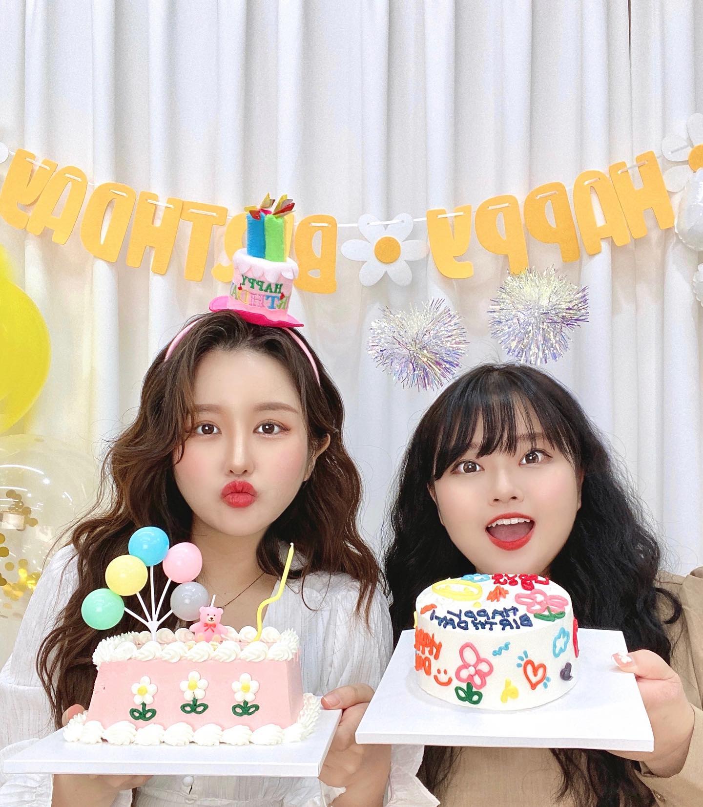 ⠀ 
요란스런 생일파티 끄읏-!🎊
⠀ 
더블 생일챙겨주느라 너무 고생해따 칭구덜..❤️
(feat.각자 취향 확고한 케이크🎂)
⠀ 
#생일 #생일파티 #hbd #안아줘베이킹