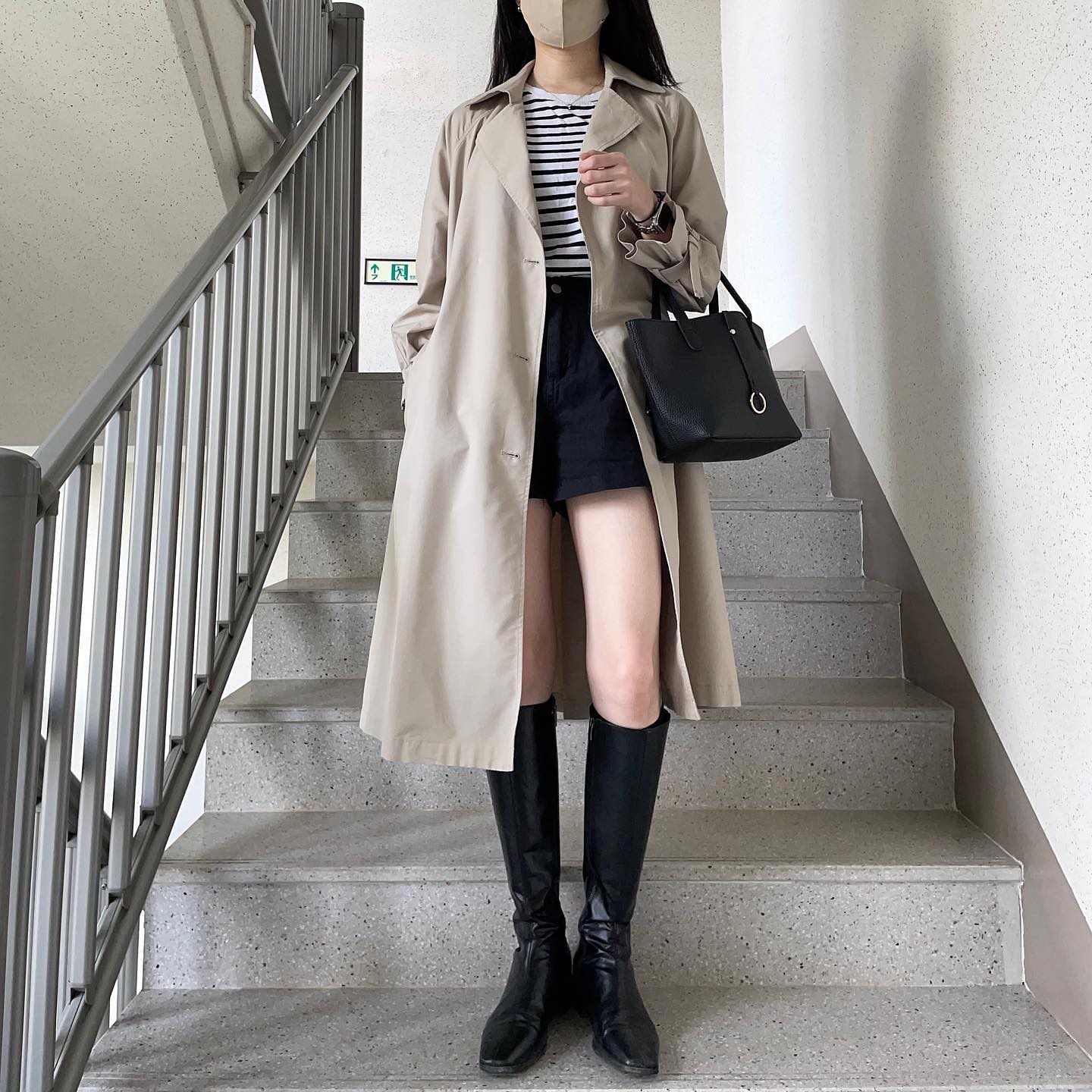 어제 이렇게 입고 가까운 바다 다녀왔는데 어젠 정말 여름이더라구요..? 트렌치도 부츠도 다 벗어던지고 차에 있던 크록스 신고 다녔는데도 땀이 뻘뻘🫠💦
넘나 피곤하지만 없는 체력 쥐어짜내서 마지막 연휴를 알차게 보내고 와야겠어요 ㅎㅎ 점심 메뉴 고민중입니다🤔 (맛있는거 있으면 추천 부타케요🫶🏻) 남은 연휴 잘 보내세요💕