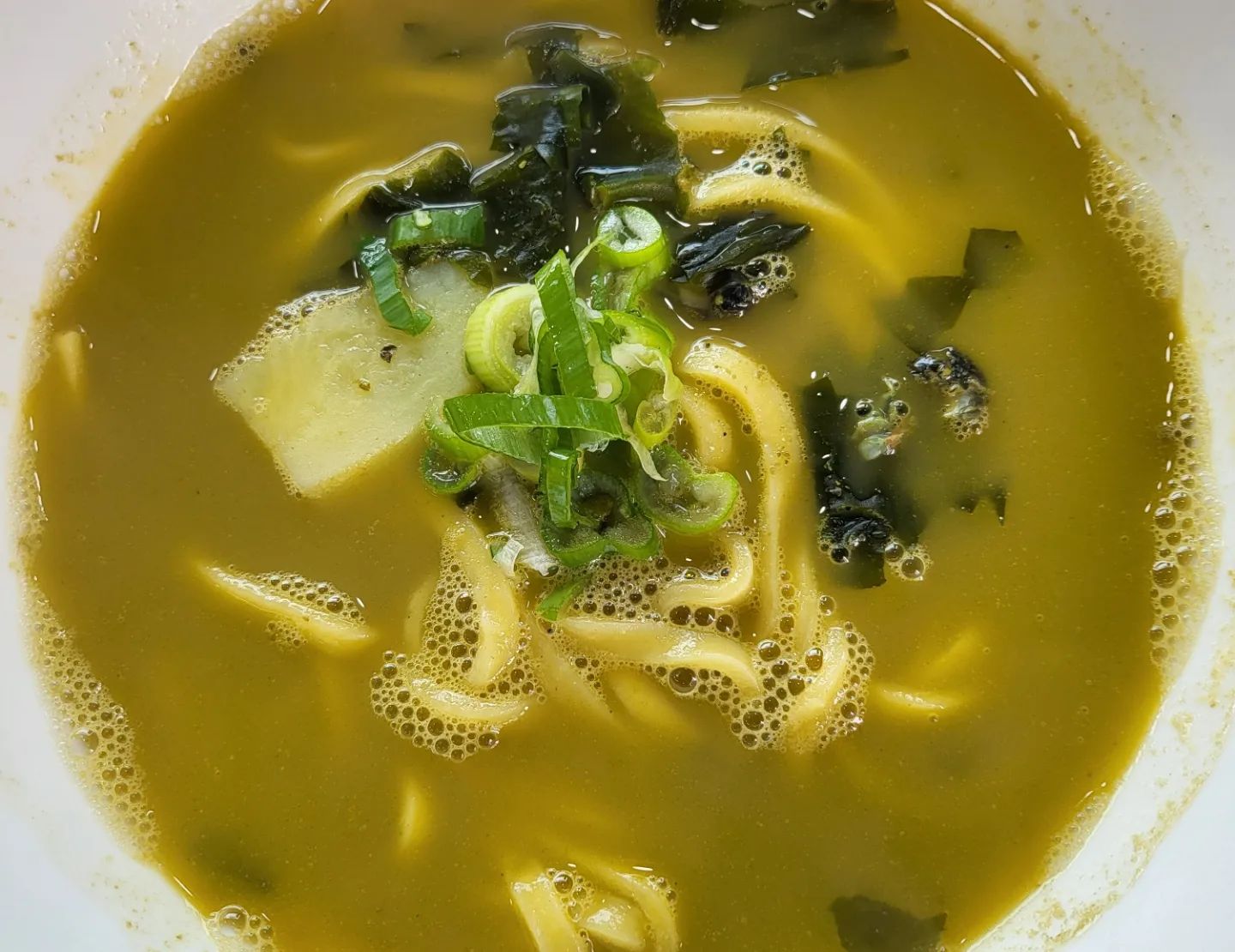 .
보말칼국수
보말죽
한치유채전

남녀노소 어른아이할거없이 다~ 좋아할만한것같은😘

맛이가난다요~ 특히한치유채전은 평소접해보지못한맛 😍👍😍
칼국수면은 수제감귤제면으로 사장님특허면
이색음식ㅎㅎ쵝오쵝오

#제주도
#성산봄죽칼국수
#보말칼국수
#보말죽
#한치유채전
#수제감귤제면
#맛도으뜸
#해장하기도좋은