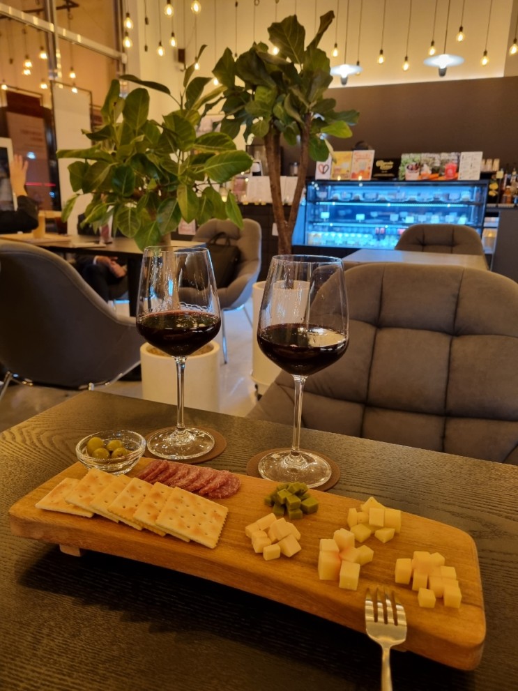 [ 교대역 카페추천 ] 에이투에이 커피☕🍷🧀