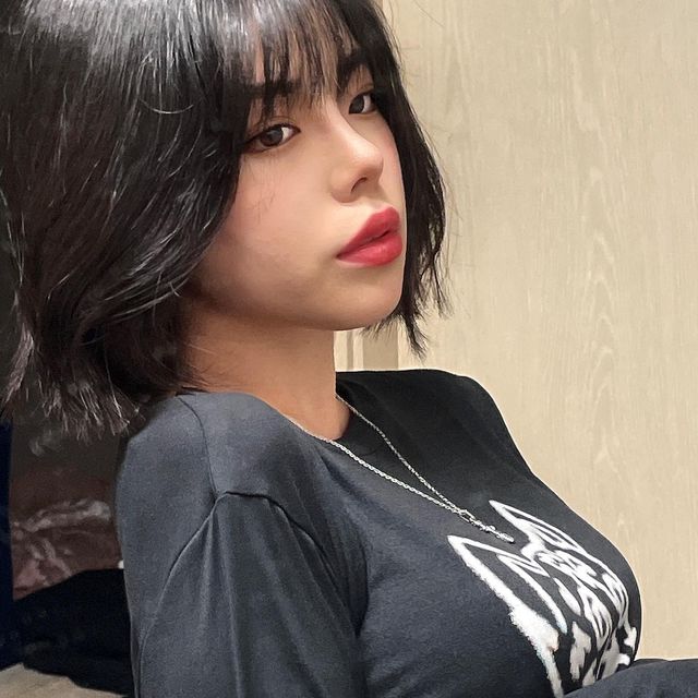 김한별 Estelle on Instagram: "#ad sick of my short hair 🥲"