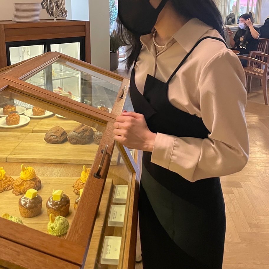 스콘 맛집이래서 갔다가 레밍턴 케이크 먹고오기~ 아직 이 원피스 입긴 날씨가 좀 답답했어요(사실 몸을 옥죄여오는 타이트함이 답답했을지도?ㅎ)

연휴 잘 보내셨나요? 암것두 한거 없는거 같은데 왜 내일 출ㄱ,,,ㅡㄴ,,,,🫤