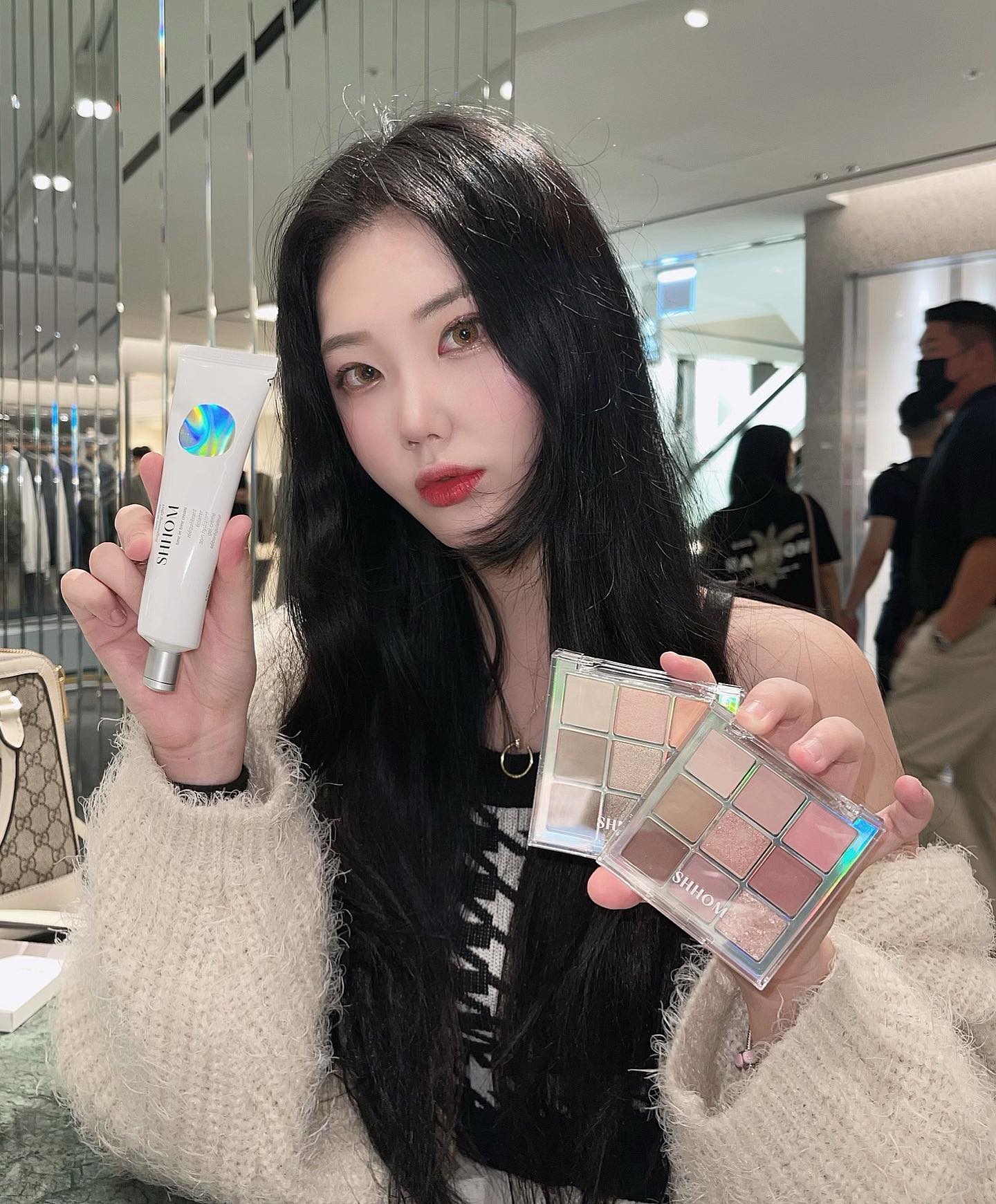 shhom_official 
요즘 내가 쓰는 미백크림이랑 아이팔레트💕
쿨톤 웜톤 반반 섞인 사람들한테는 두개다 완전 유용,,,,✨
#숌 #SHHOM #숌톤인톤크림