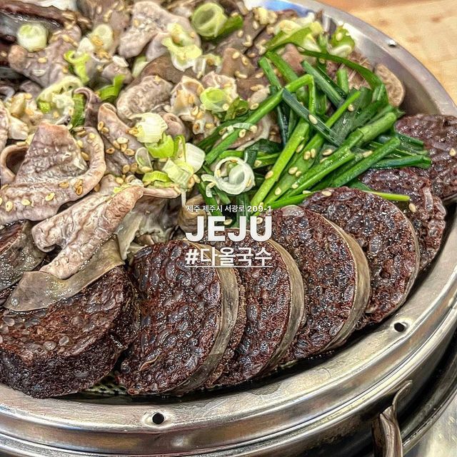 ☾ on Instagram: "[#다올국수] #제주공항근처밥집 다올국수- 국수로 유명하다고 해서 #제주저녁 먹으러 방문했는데,,, 어머? 밥쟁이는 밥을 주문해버렸다- 🍚♥️ 순대내장수육도 주문했는데 20