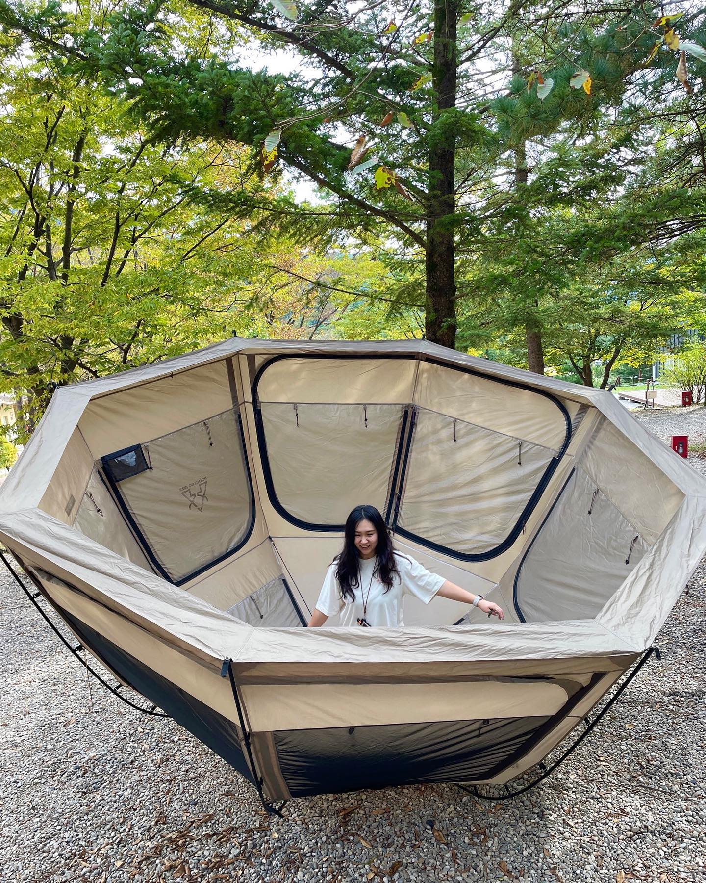 꿀연휴 끝, 일상 시작!

힘든 화요일 아침 웃고 가세요 😜

러비네 사랑 다도미(비바돔) 젖을때마다
저희는 철수 전 잠시 뒤집어서 말려주는데요

이 날은 뒤집고 보니 안에 랜턴이 있어서
급하게 꺼내려고 들어갔더니 오빠가 웃기다며 🤪

방방이 같아 보이나 현실은 맨발로 파쇄석 ◡̈ 

#사진건졌으니깐됐어