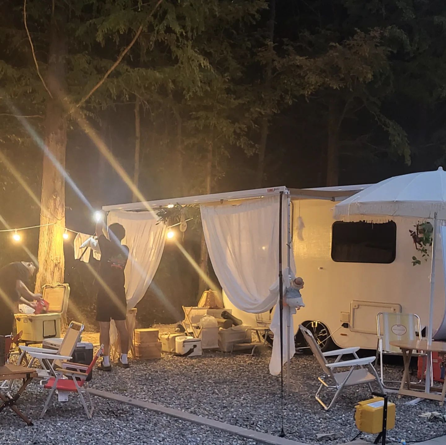 즐거운 딜라잇 카라반 생활😊
지난 주말에 카라반 모임 다녀왔는데...
딜라잇 덕분에
좋은 사람들을 너무나 많이 만나고 즐거운 시간 보내고 왔어요~
.
마지막날 밤에 비가 쏟아지는데 어닝을 기울이지 않고 그냥 자서... 박살이 났지만...
고치면 되지? 하며 집에 오기 직전까지 너무 웃다가 왔네요😄😁😆
.
딜라잇은 사랑입니다🥰