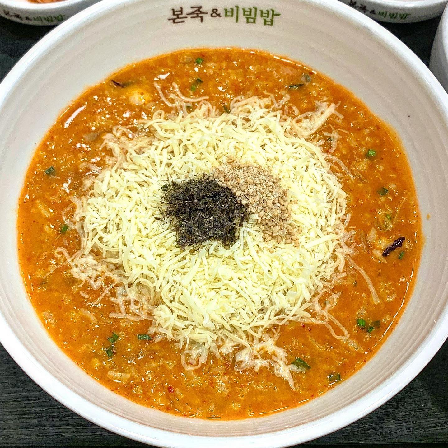 ♫ 본죽&비빔밥 청주율량2지구점 ♫

연예인 이영지씨가 유행 일으켰던
본죽에 낙지김치죽을 아시나요 ?!
이 유행으로 제 최애 죽이 되었습니당 ఇ 

낙지김치죽은 낙지와 매콤한 김치가 들어가서
식감이 아주 좋아요 ! 물론 맛도 최고 ❤️
그리고 꼭 치즈추가 해서 드셔야 합니다
너무 맛있어요 ㅜㅜ ❤️

그리고 본죽 장조림 기냥 맛있는거 다들 아시죠?
저렇게 장조림이랑 먹으면 단짠단짠 최고입니다 🫶🏻

혹시 양이 너무 많을 것 같다 싶으면
일명 반식반포! 반은 식사하고 
반은 포장이 가능해서 더 좋은 것 같아요 ㅎㅎ
배달주문할 때도 양을 2-3박스로
나눠서 주문이 가능하답니다 ~
.
.
.
📍 충북 청주시 청원구 율량로 118 1층 본죽 청주율량2지구점

➿낙지김치죽 10.0
➿치즈추가 2.0
