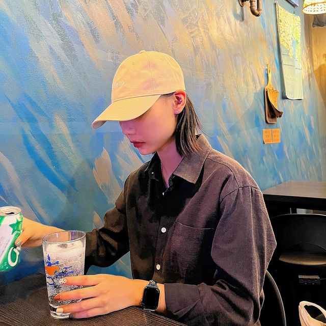 유 림, 奇唯琳 on Instagram: "#광고 x @carlostudio_official 꾸안꾸로 캐주얼 느낌 내고 싶을 때 무심하게 툭 걸쳐주기✨ 친환경이라 더 더 좋은 모자로 패션 완성하기 ◡̎ . . #친환경 #친환경패션 #까