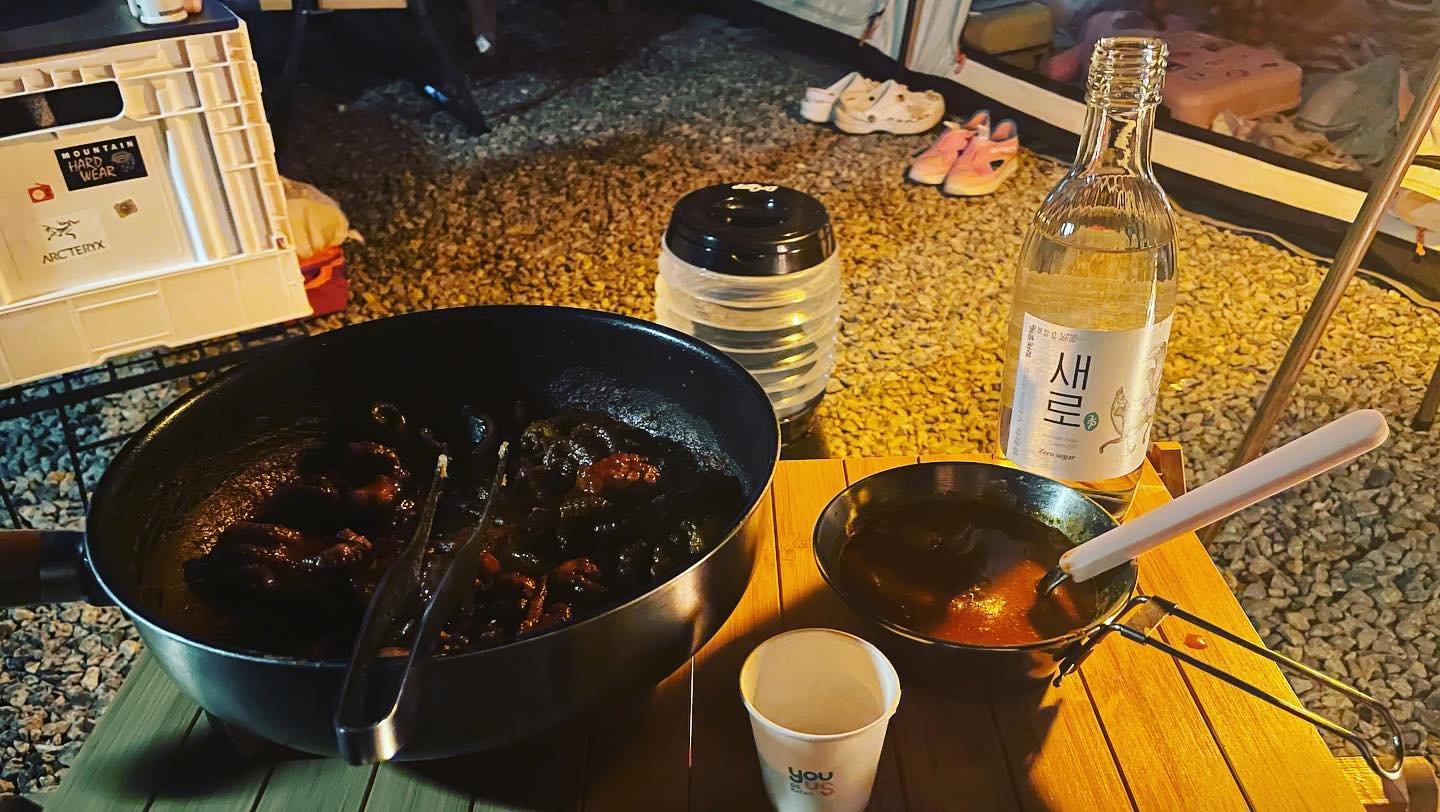 #캠핑이야기

새로 나온 새로 소주
쭈꾸미와 김치찌개와 소주 한잔
옆에는 멋지게 타고 있는 장작
더할나위 없이 완벽하네

오늘같이 잠 못드는날
다시 한번 가지고 있다
이런 술자리

#캠핑 #camping
#캔버스홀릭 
#오페라돔 
#가을캠핑 
#캠핑의밤 
#오늘도술한잔 
#캠핑장은멋져
#최애술안주
#쭈꾸미