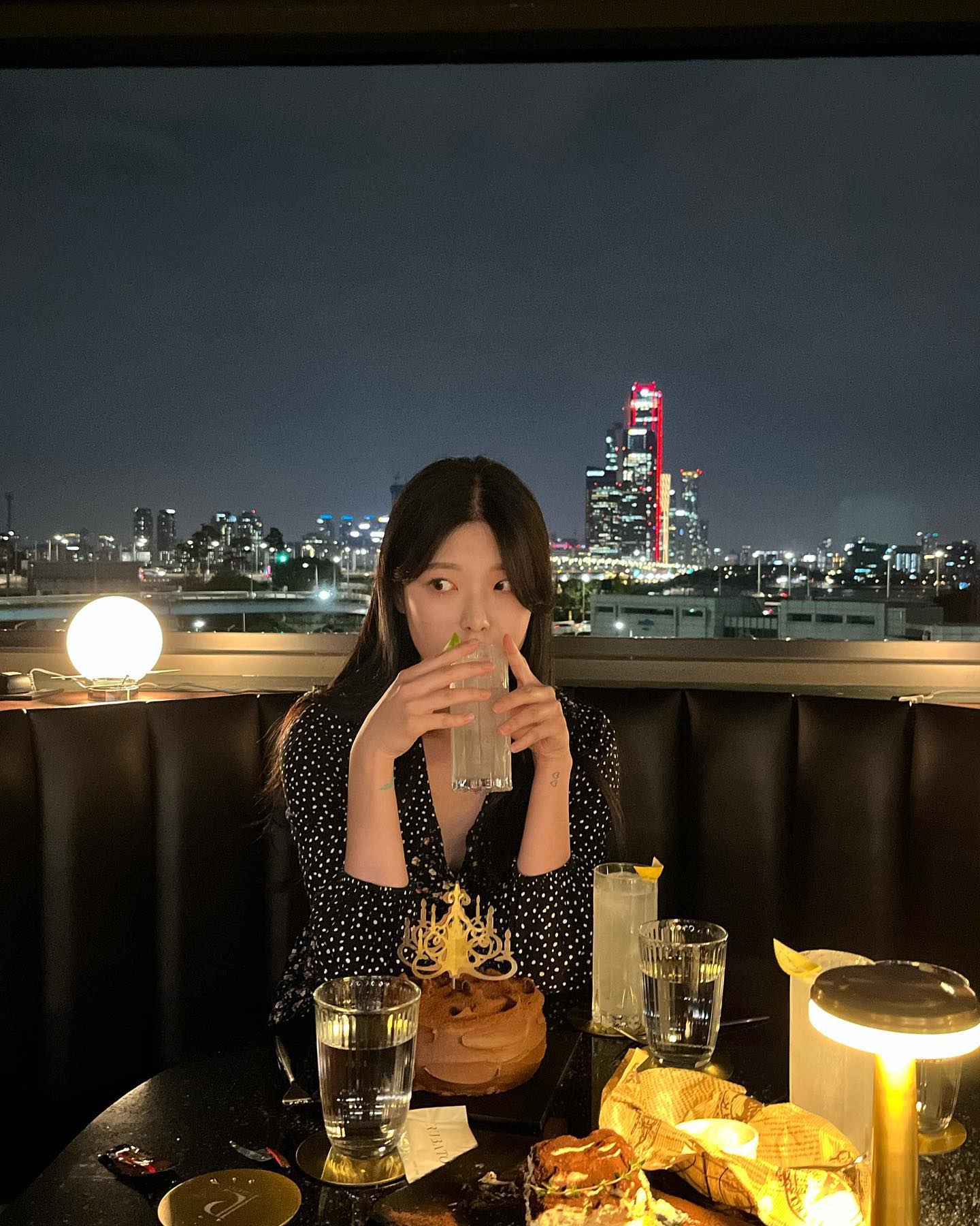 앉은자리에서.. 초코퍼지케이크 반 판 퍼먹는.. 어떤 여자가 있어