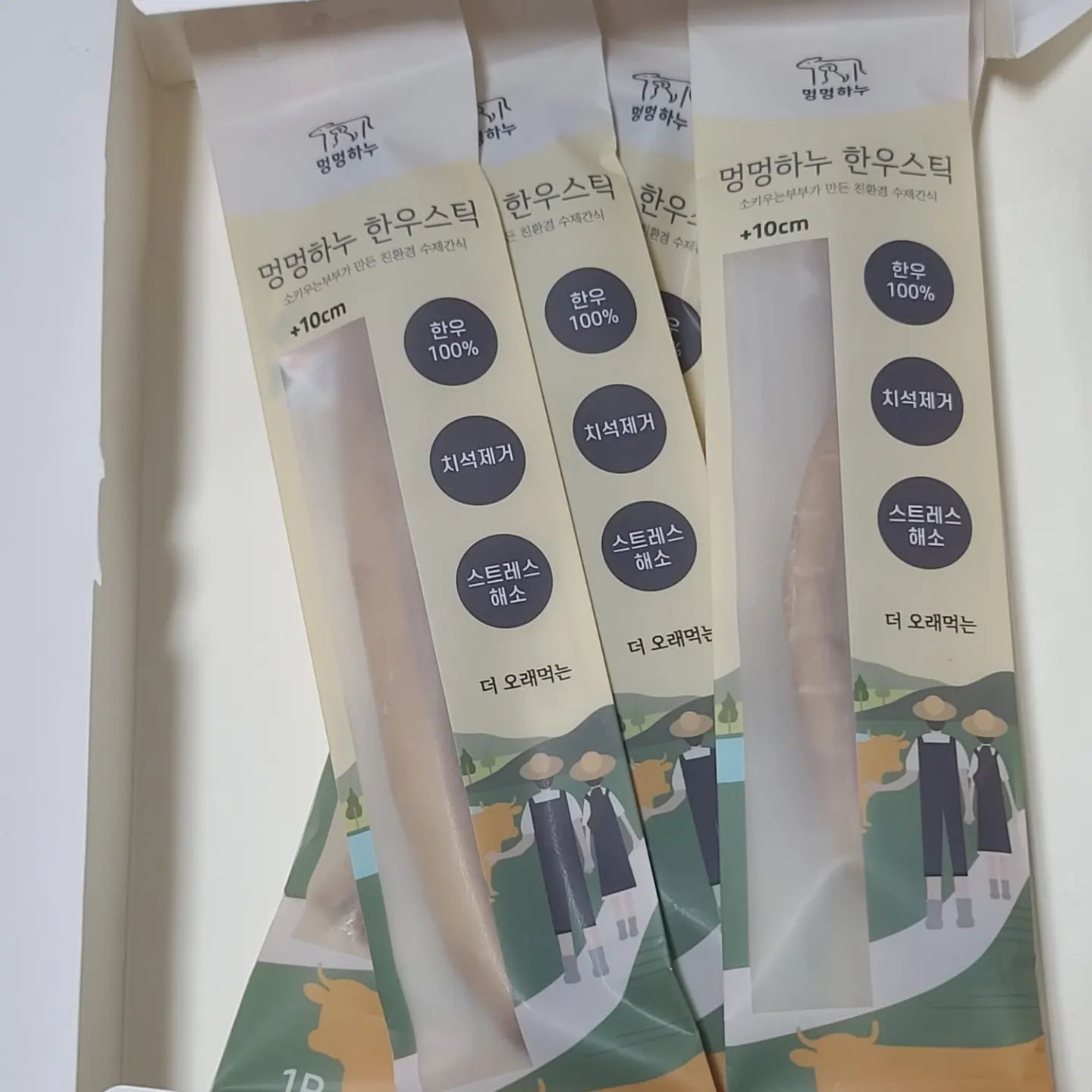 #할인구매 mm__hanu #한우스틱 #오래먹는간식
한우 스틱을 많이 먹여봤는데 다른 공장제 한우스틱들이랑 비교했을때 향이 훨씬 좋네요 ㅎㅎ 또 화학적인 처리를 안해서인지 모양도 원물에 훨씬 가까운 것 같습니다ㅎㅎ 무엇보다 저희 강아지가 엄청 잘먹습니다 그리고 생각한 것보다 오래 먹어서 너무 좋네요 ㅎㅎ 
#멍멍하누 #한우스틱간식 #강아지간식 #수제간식 #소키우는부부 #불리스틱 #공팔리터