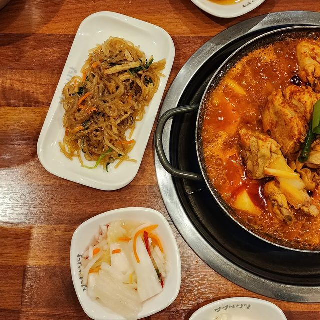 😋맛자랑 Mat_Jarang on Instagram: "오늘의 맛자랑은 닭볶음탕🤭 아니 어제 피드에 왜이리 닭볶음탕 많이 올라왔는지 아시는분🙋‍♀️ 보글보글 국물에 감자으깨서 고기올려서 먹어야되는거
