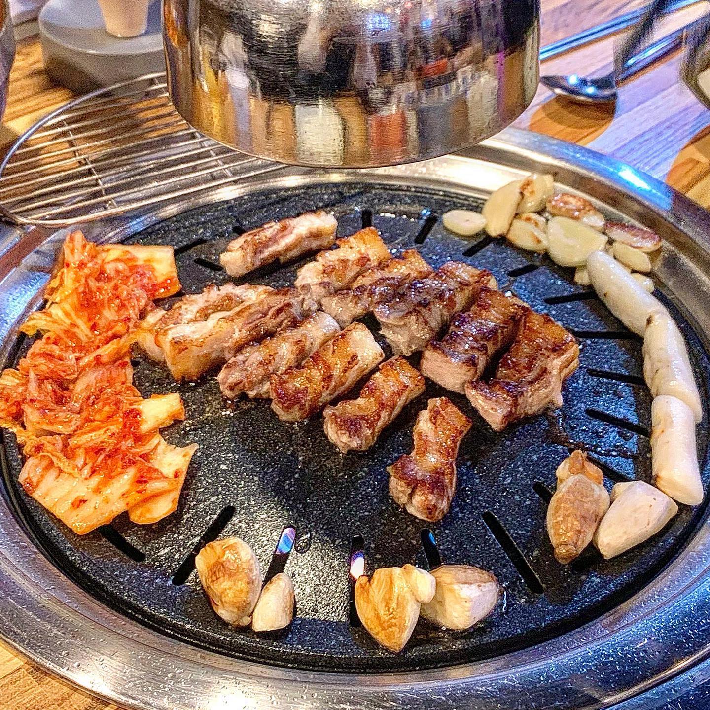 ♫ 청주 고부심 ♫

고기에 자부심을 가진 고깃집, 고부심 !
제 최최최애 고깃집 이랍니다 🫶🏻

모든 고기들이 숙성 고기라서 맛좋은건 물론이고
기본구성인 된찌, 김찌가 반반냄비에 나와서 골라먹는 재미 ఇ

게다가 다양한 종류의 봉지라면이 무한리필 !!
정말 이정도면 혜자 아닌가요 ,,? 🙊

거기에 후식으로 아이스크림까지!!
정말 돈이 아깝지 않은 고깃집이랍니다 ❤️
.
.
.
📍 충북 청주시 청원구 1순환로 118 고부심

➿숙성삼겹살 15.0
➿숙성목살 15.0